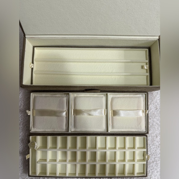 New retired faux suede pandora jewelry box - Picture 2 of 2